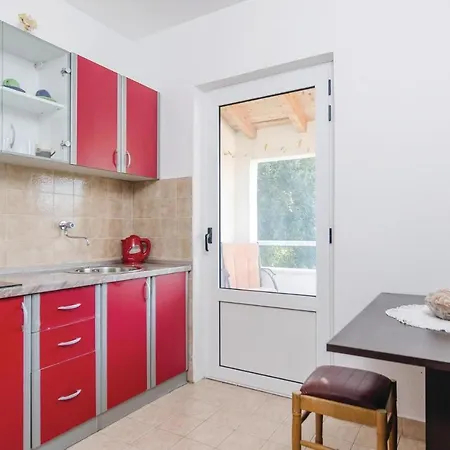 Gorgeous Apartment In Zuljana With Kitchen Apartman