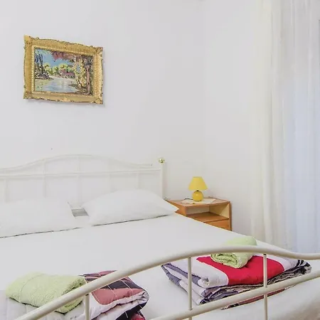 Gorgeous Apartment In Zuljana With Kitchen Zuljana